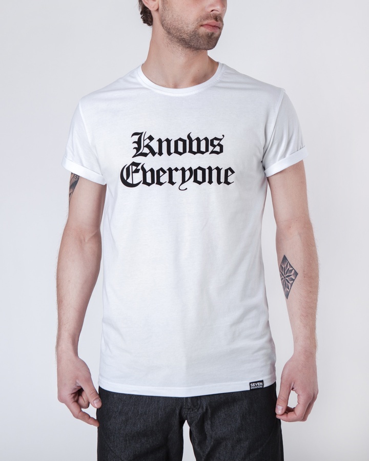 Knows Everyone T-Shirt / white