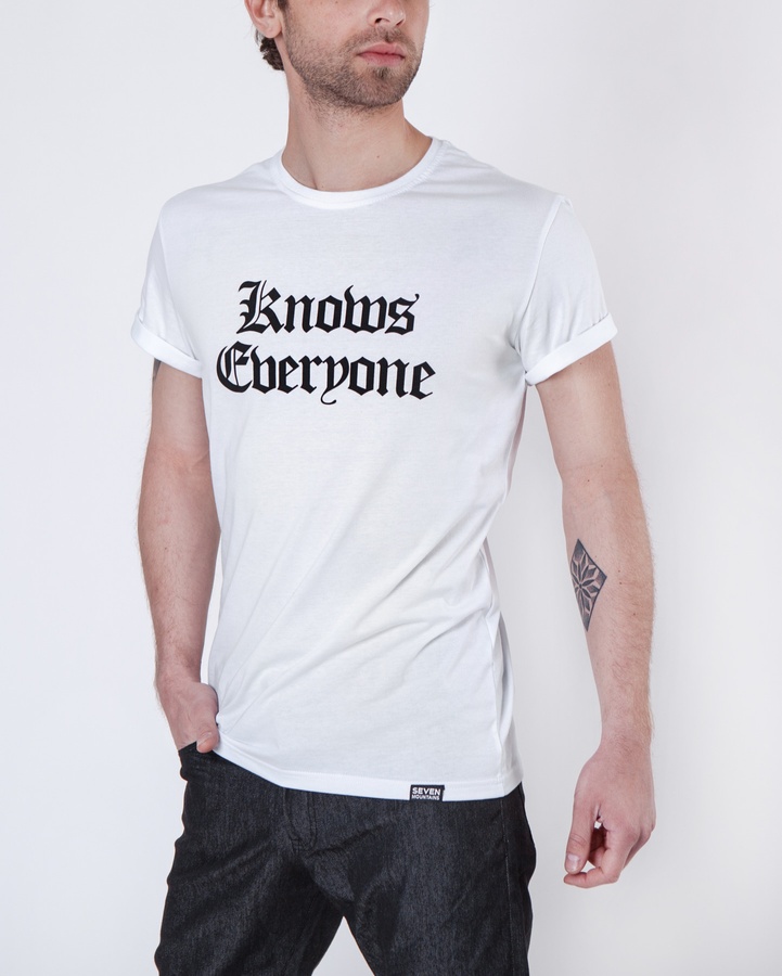Knows Everyone T-Shirt / white